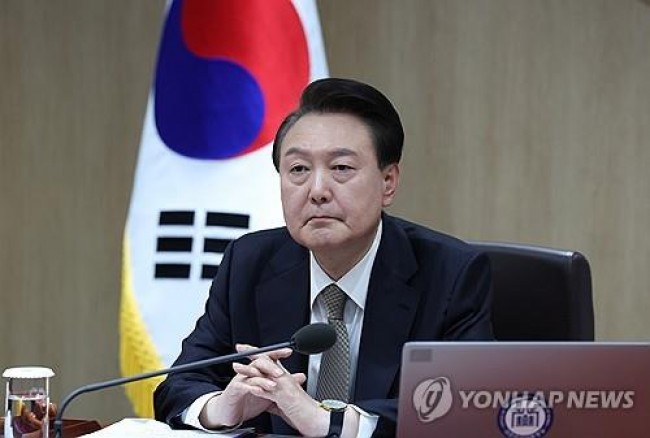 국무회의 준비하는 윤석열 대통령