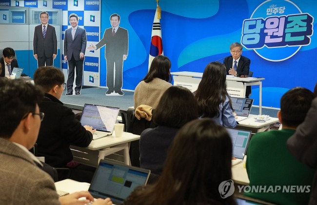 질의에 답하는 임혁백 공관위원장